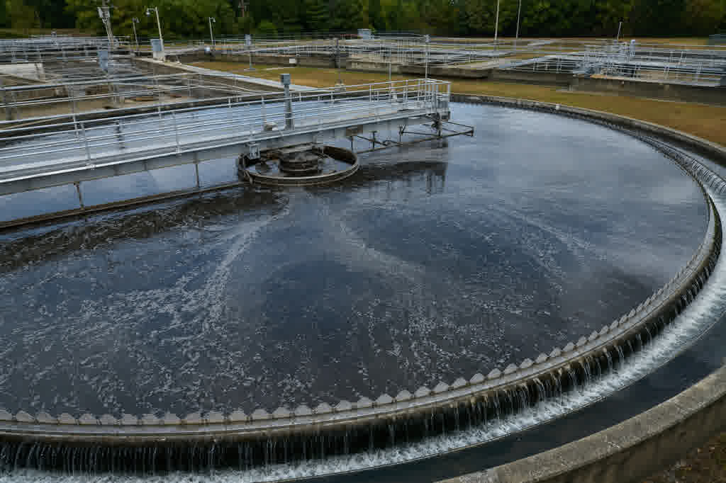 Circular secondary clarifier with rotating bridge and sludge-blanket sensor